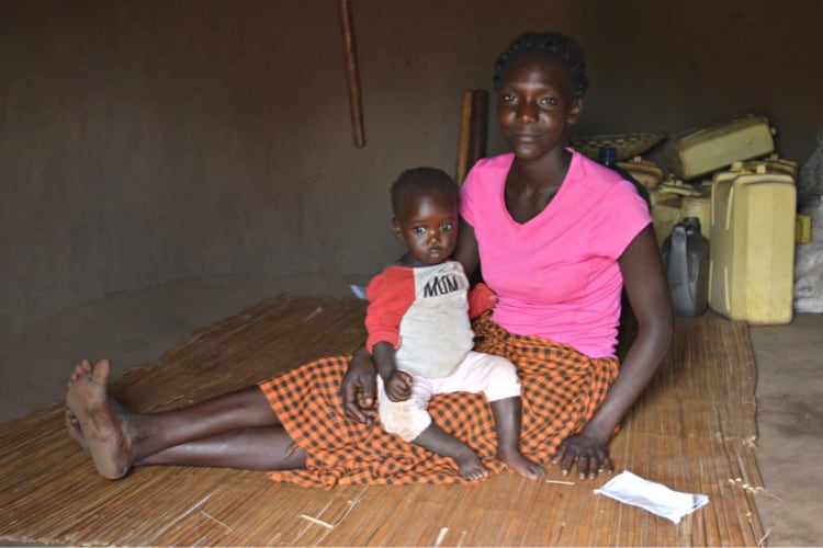 Claudia y su bebé en el suelo