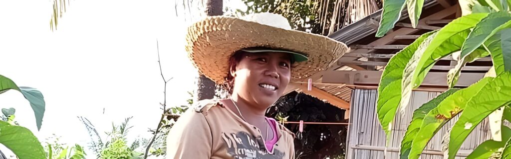 Diesa al aire libre sonriendo