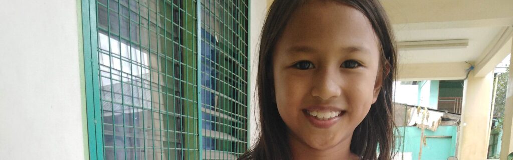 Una chica sonriendo al aire libre