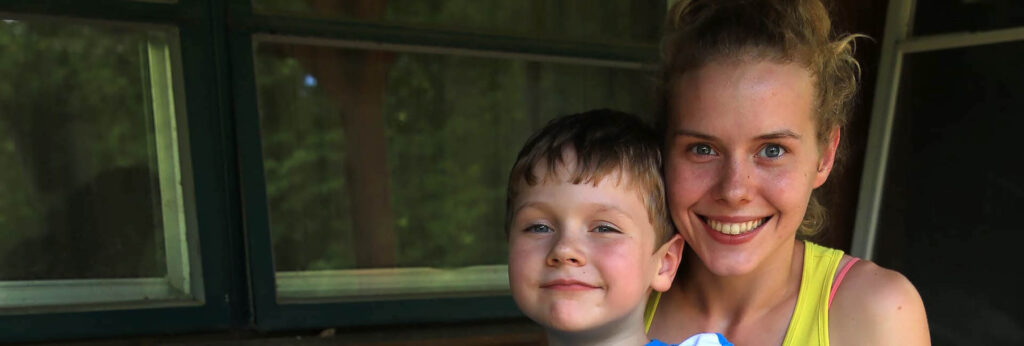 Una madre y su hijo sentados en el porche