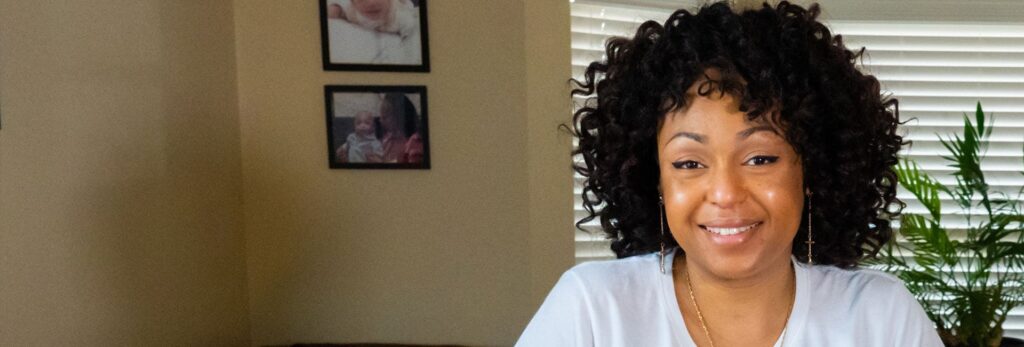 Una mujer sonríe sentada en un salón