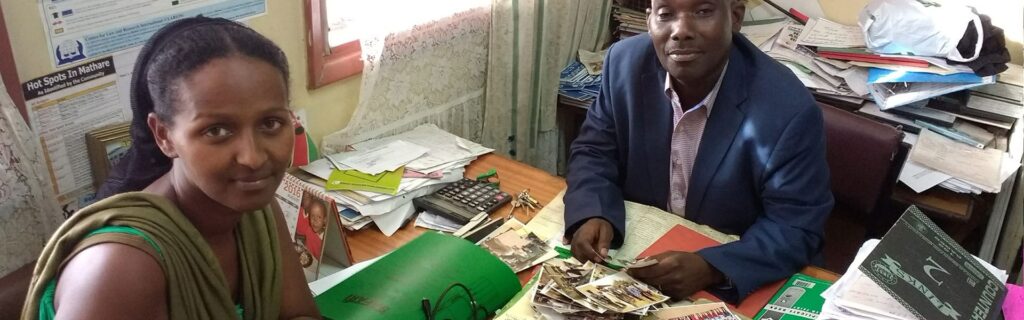 Una mujer y un hombre sentados en un escritorio