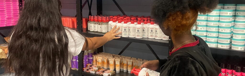 Dos niños buscan material en un aula de recursos