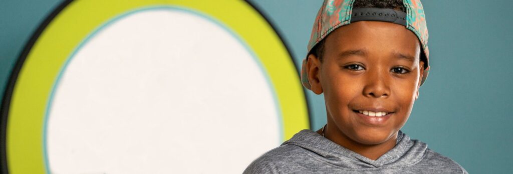 Un niño de pie delante de un fondo gráfico