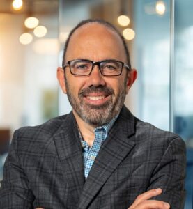 Fotografía de Paul Deluca, Director con la junta directiva de Feed the Children