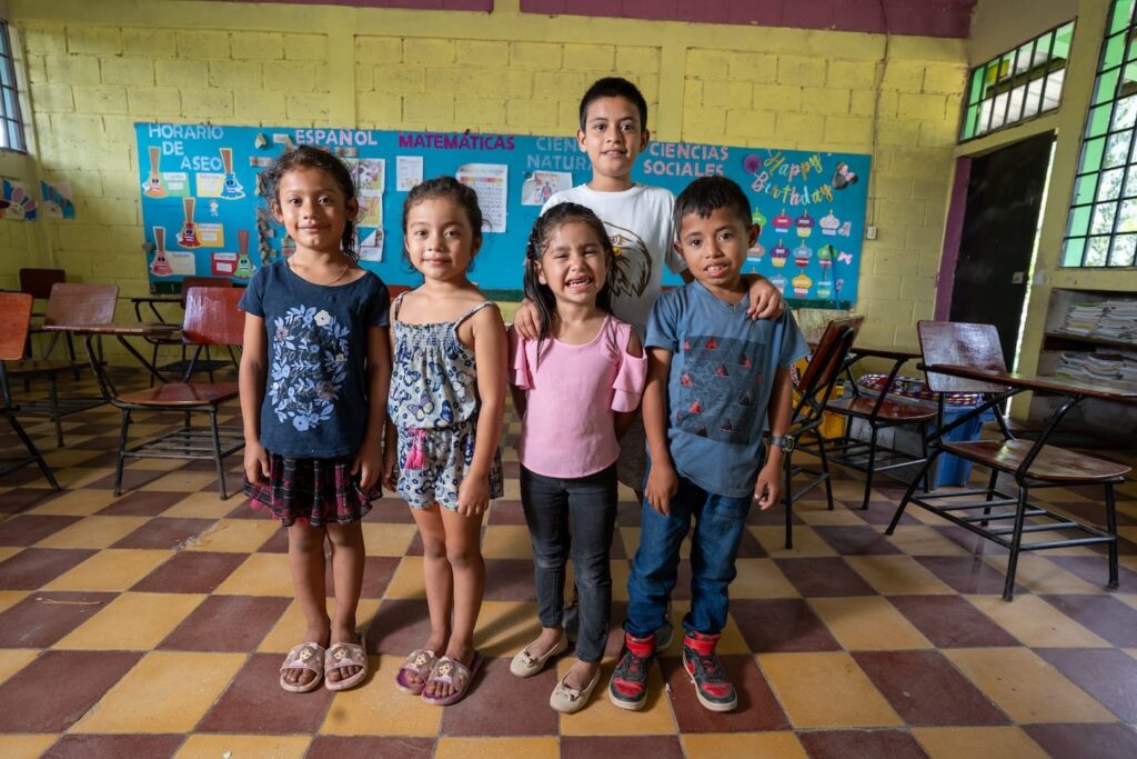 Un grupo de niños en el aula de una escuela centroamericana.
