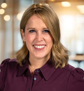 Foto de Deb Kirinovic, jefa de personal y vicepresidenta sénior de Operaciones Ejecutivas de Feed the Children.